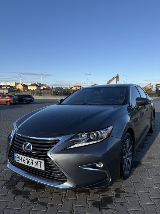 Автомобіль Lexus ES300H 2015 року