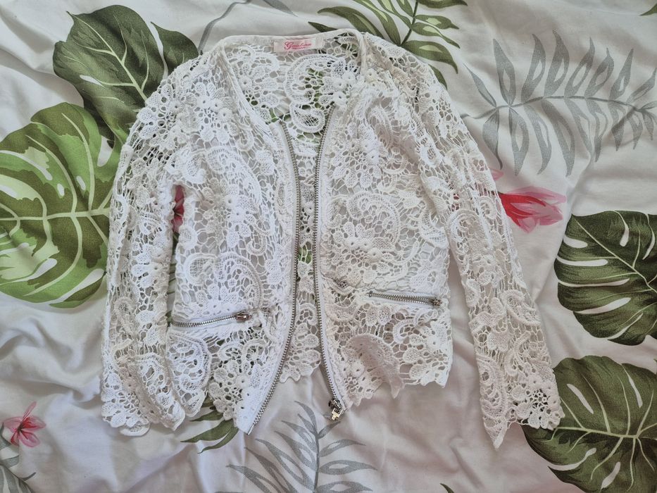 Biała narzuta marynarka haftowana na zamek 110 116