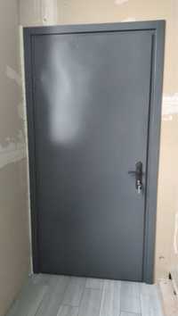 Металеві двері в кладовку на поверсі або підвалі , двері в гараж