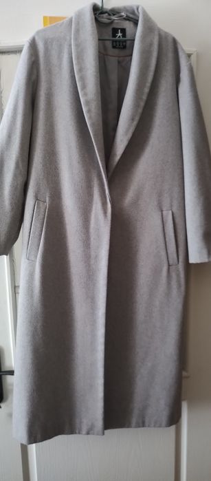 Стильне жіноче пальто  вільного крою