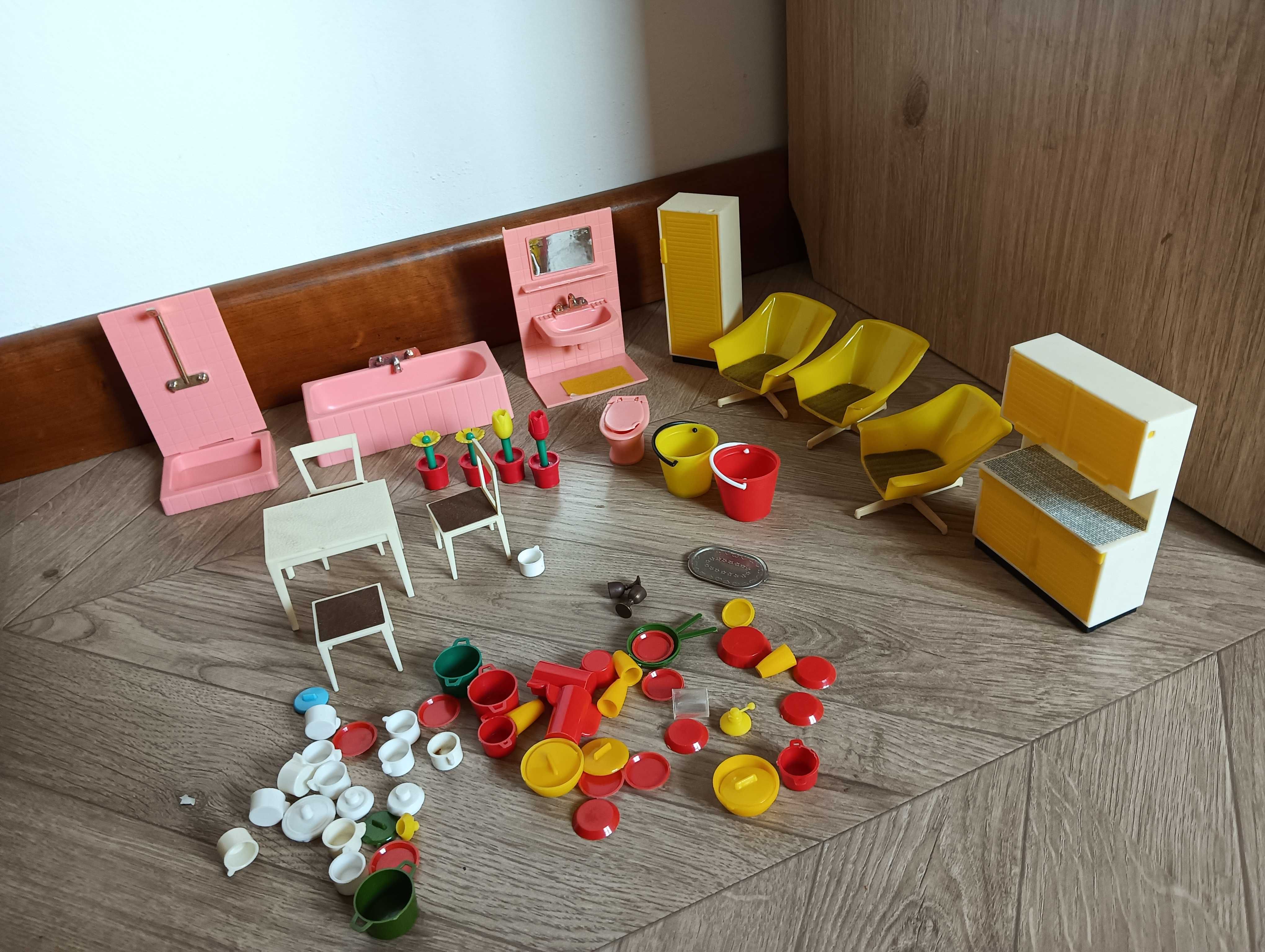 Mebelki dla lalek łazienka kuchnia + naczynia plastikowe stare 60/70