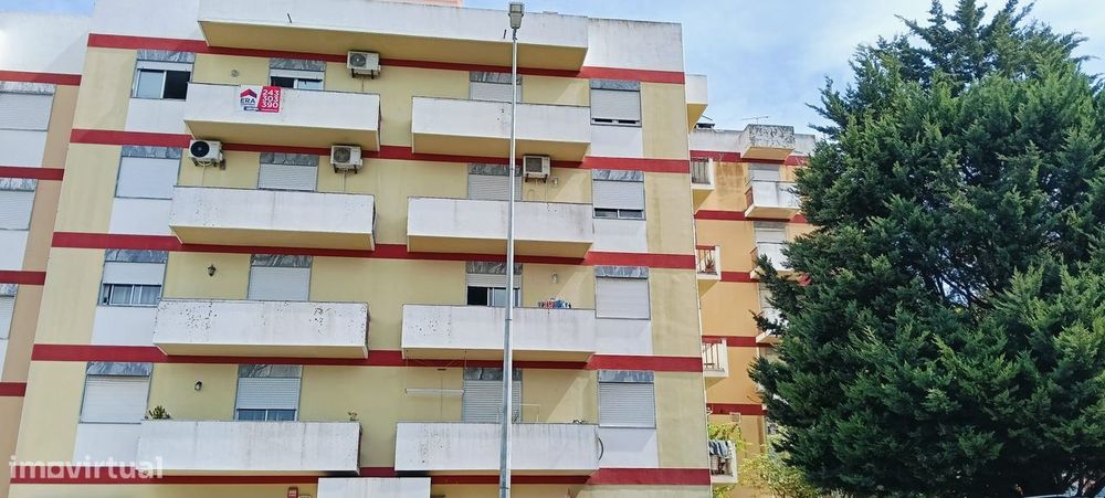 Apartamento T3 com cozinha semi-equipada