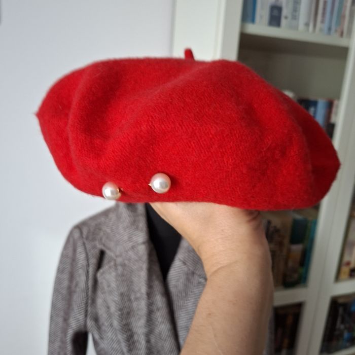 Nowy beret z ozdobnymi perełkami