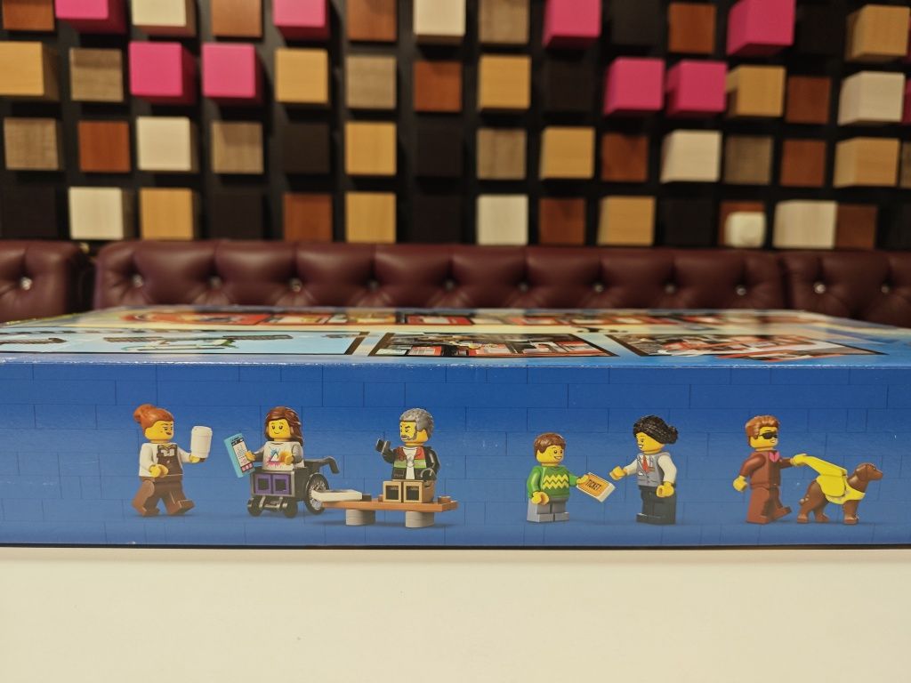 Конструктор LEGO City 60423 Трамвай і вокзал у центрі міста