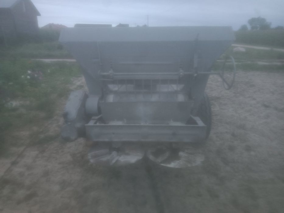 Rozsiewacz do wapna lub nawozu piast lcw 3