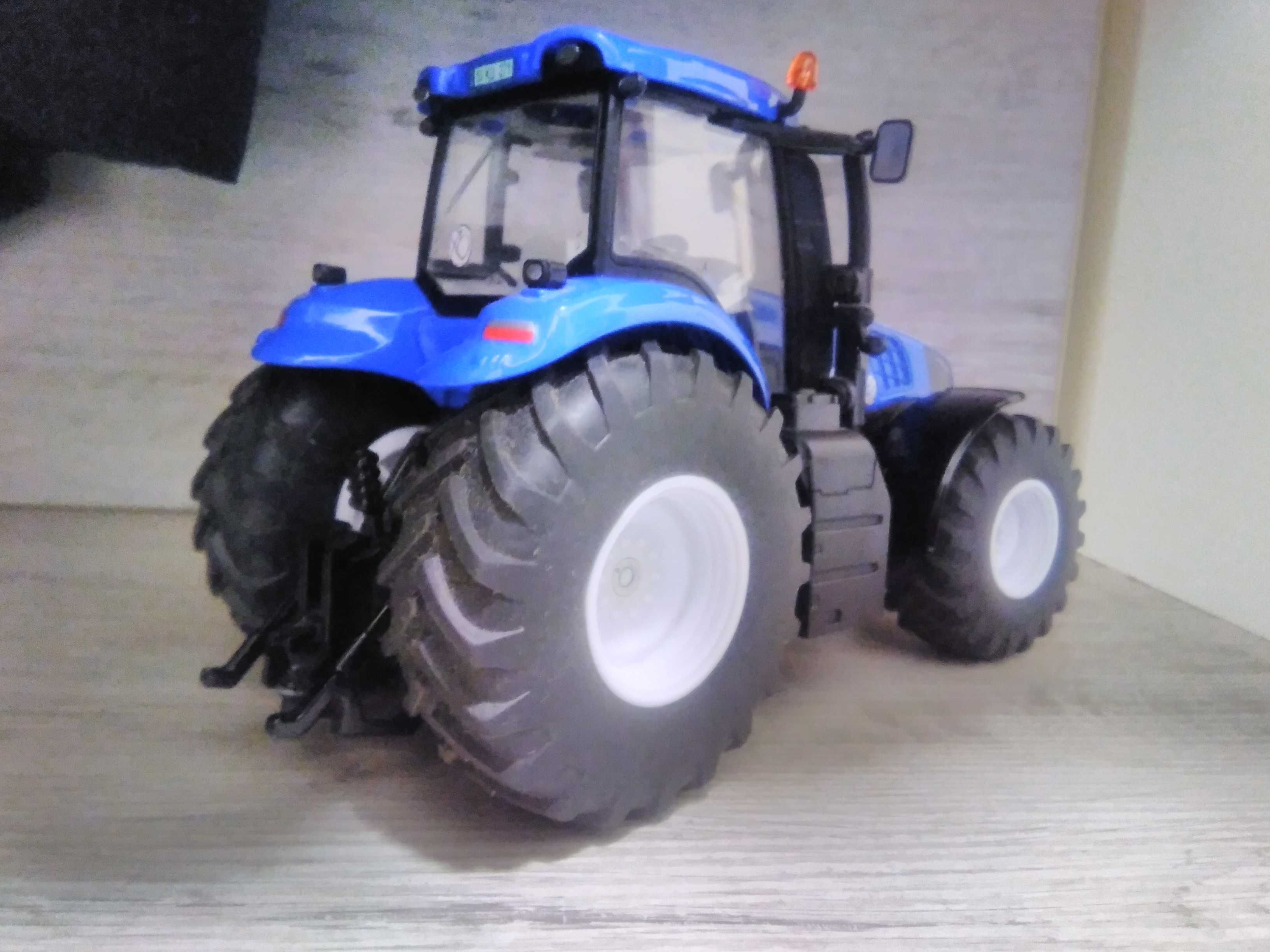 Sprzedam model ciognika new Holland t 8 w skali 1/32 firmy siku