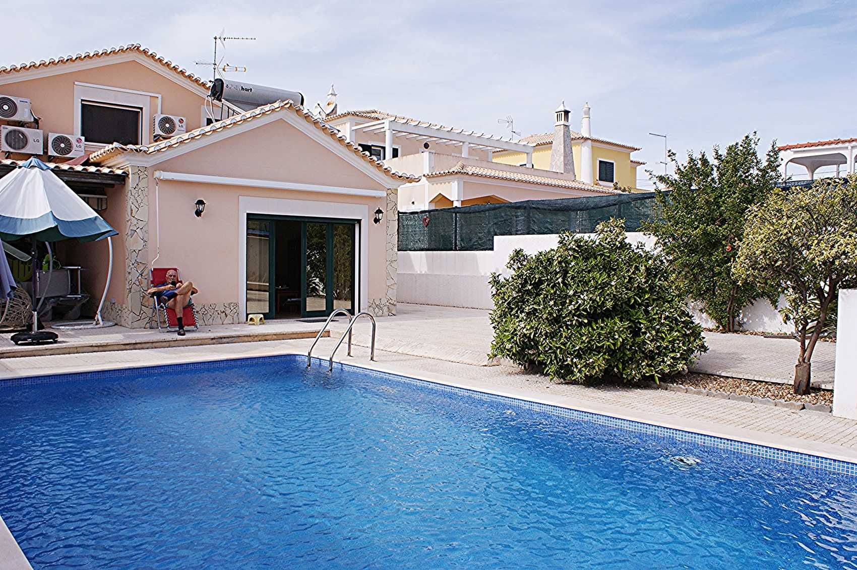 Casa de férias de luxo, com piscina privada e garagem.