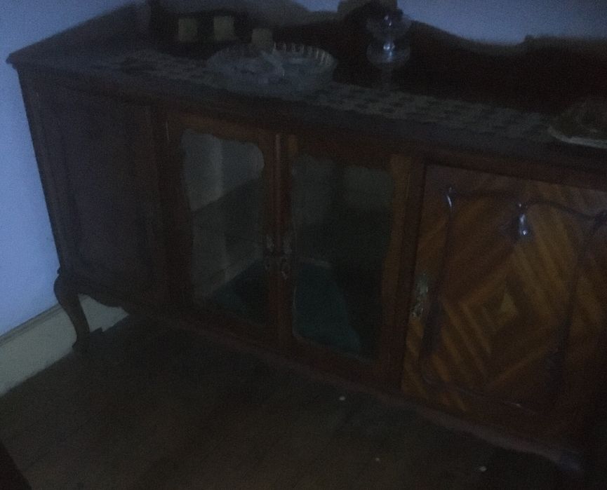 Movel antigo, tipo aparador, sala de jantar.