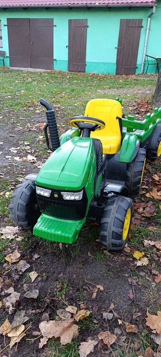 Traktor John Deere na akumulator