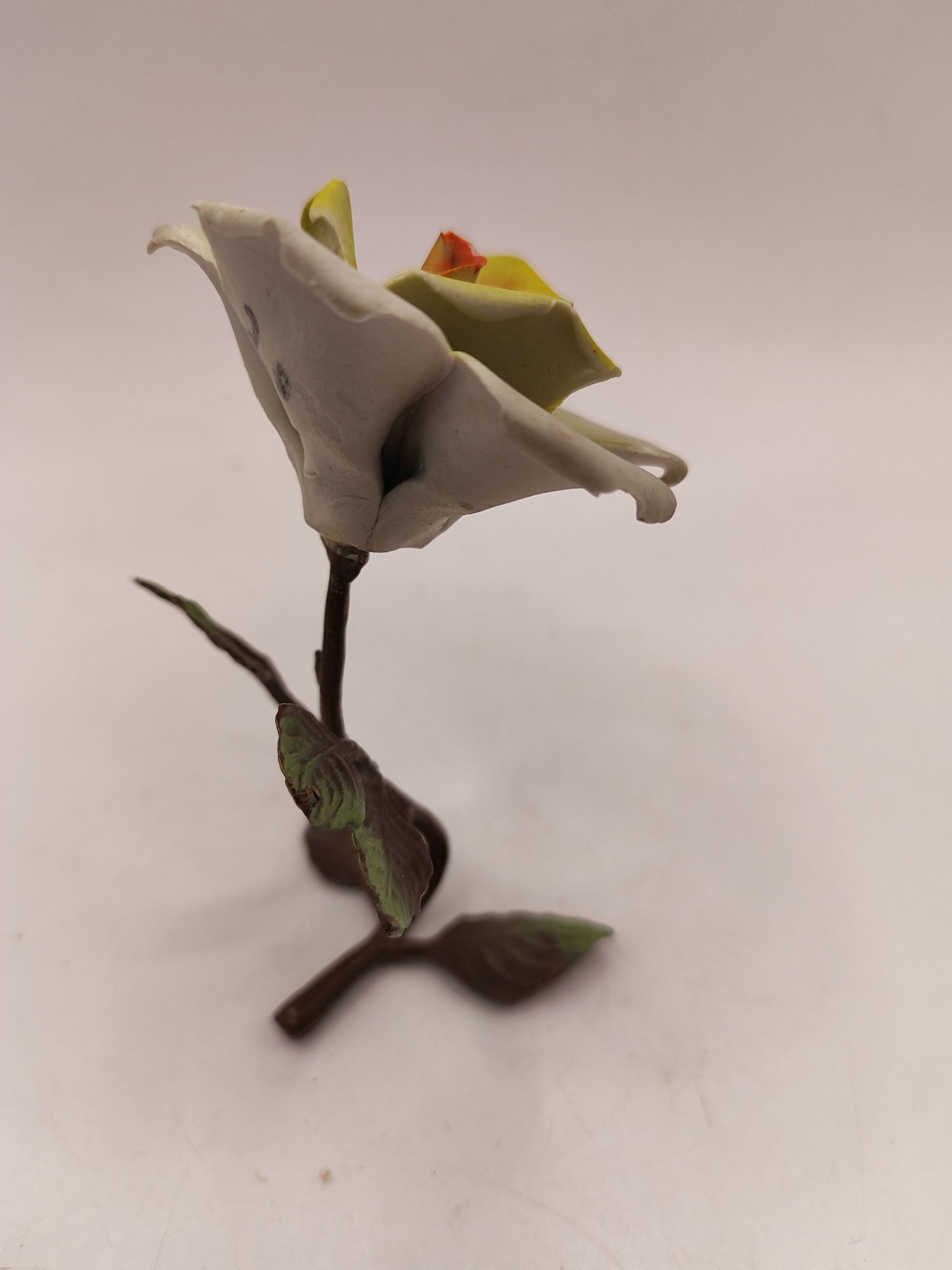 Róża kwiat Capodimonte metal porcelana piękna dekoracja