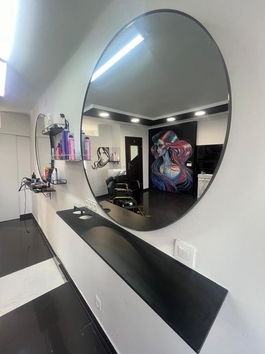 Komplet wyposażenia salonu fryzjerskiego – fotele, myjnia, lustra,