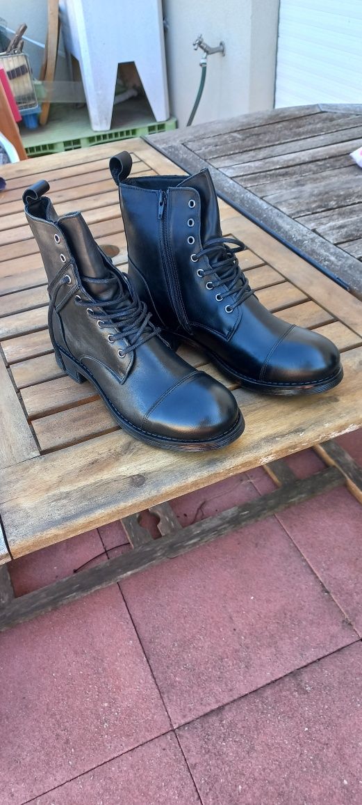 Bota em pele número 41