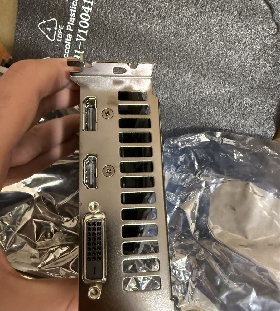 Продам клавіатуру, мишку Razer та відеокарту 1660super, килимки