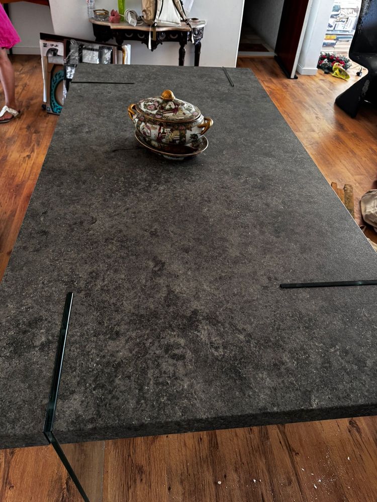 Mesa de sala com pes de vidro