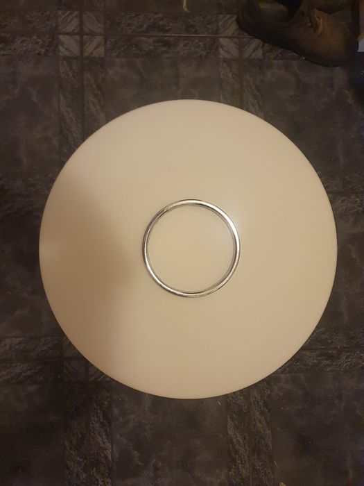Lampa spodek na sufit