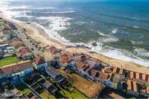 Terreno com ruína, para reconstrução total de casa térrea com jardim,