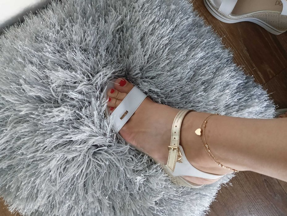 Sandały na koturnie lasocki