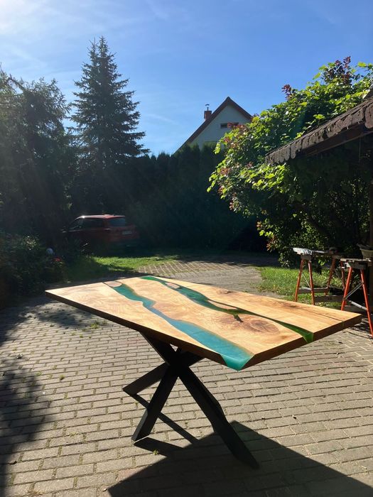 Stół z żywicą epoksydową