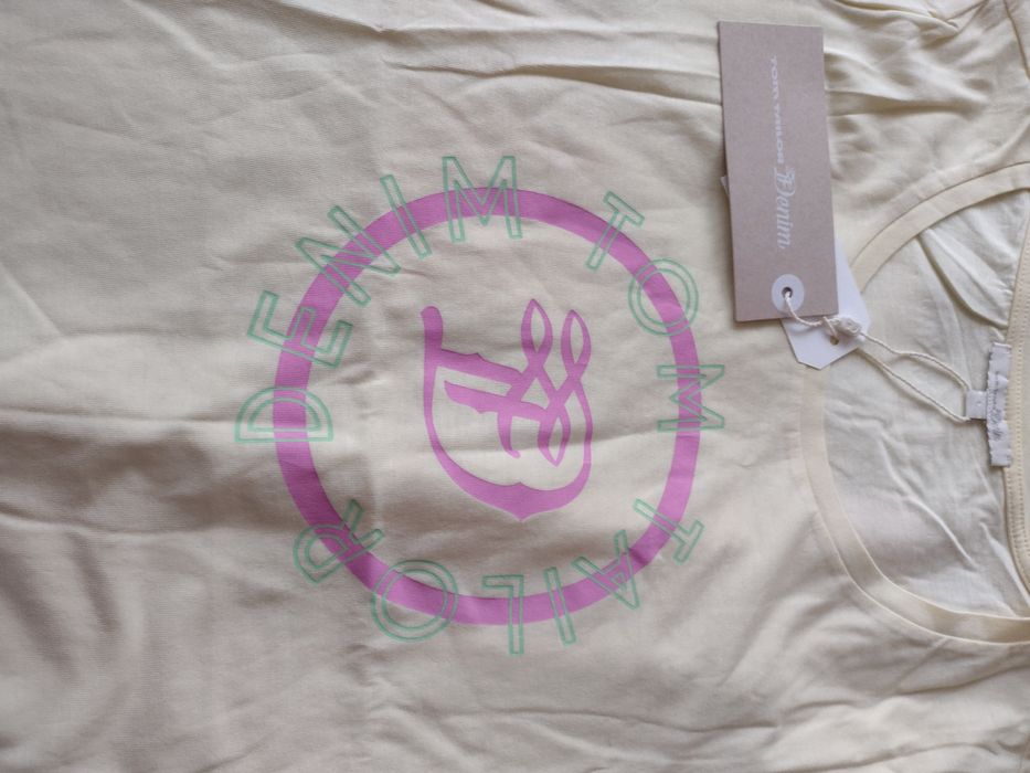 T-shirt com estampado á frente.