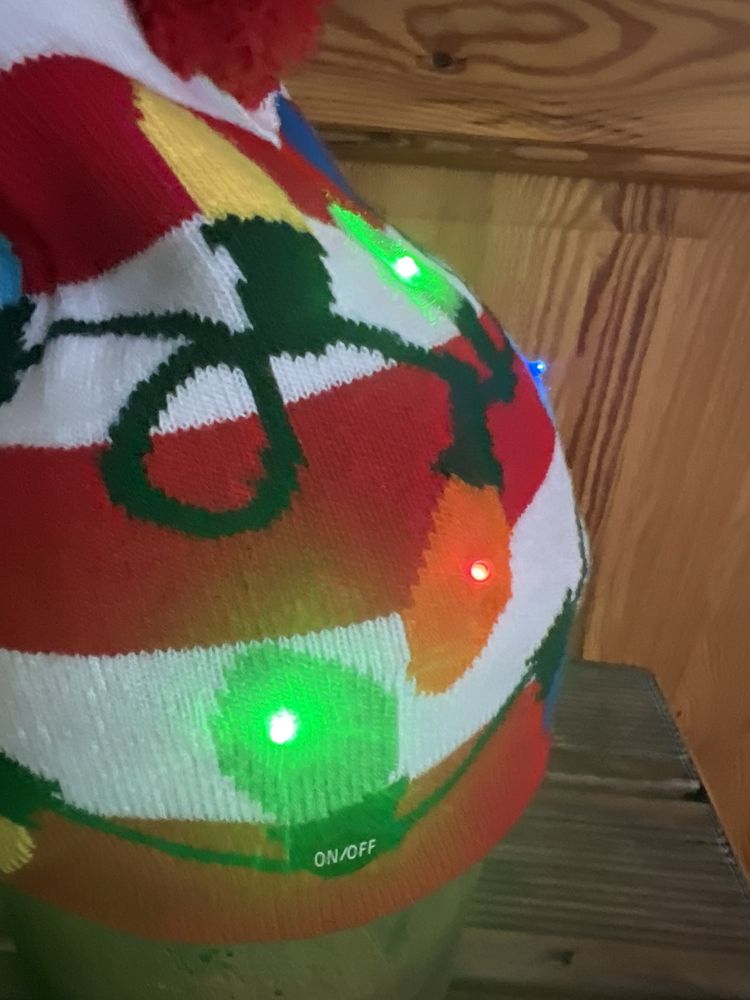 Sprzedam świąteczną czapkę firmy f2c. Światełka led.