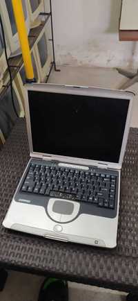 Stary retro laptop Compaq ze stacją dyskietek