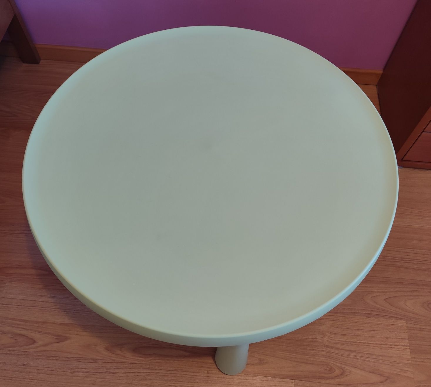 Mesa de criança em muito bom estado