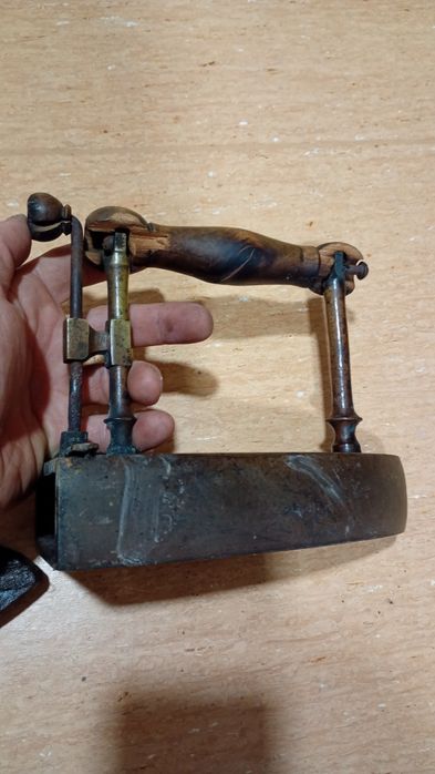 Zabytkowe brązowe żelazko+2 duszę.