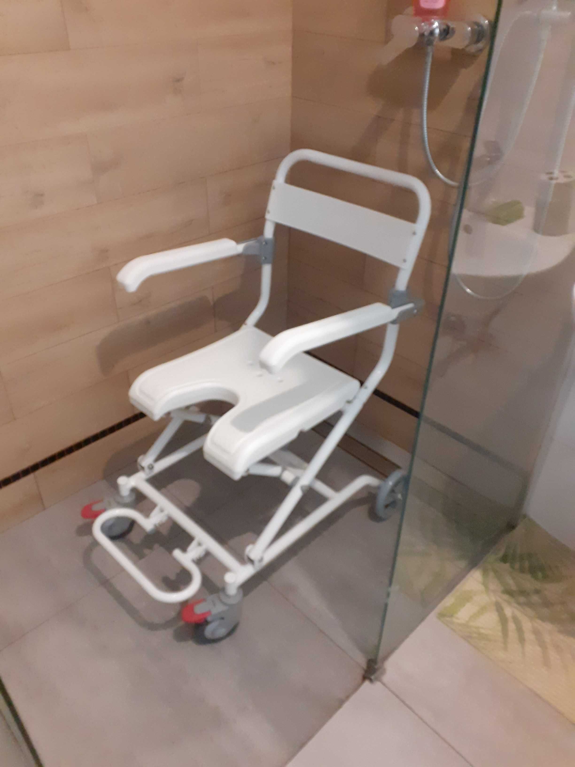 Wózek elektryczny i krzesło pod prysznic dla osoby niepełnosprawnej