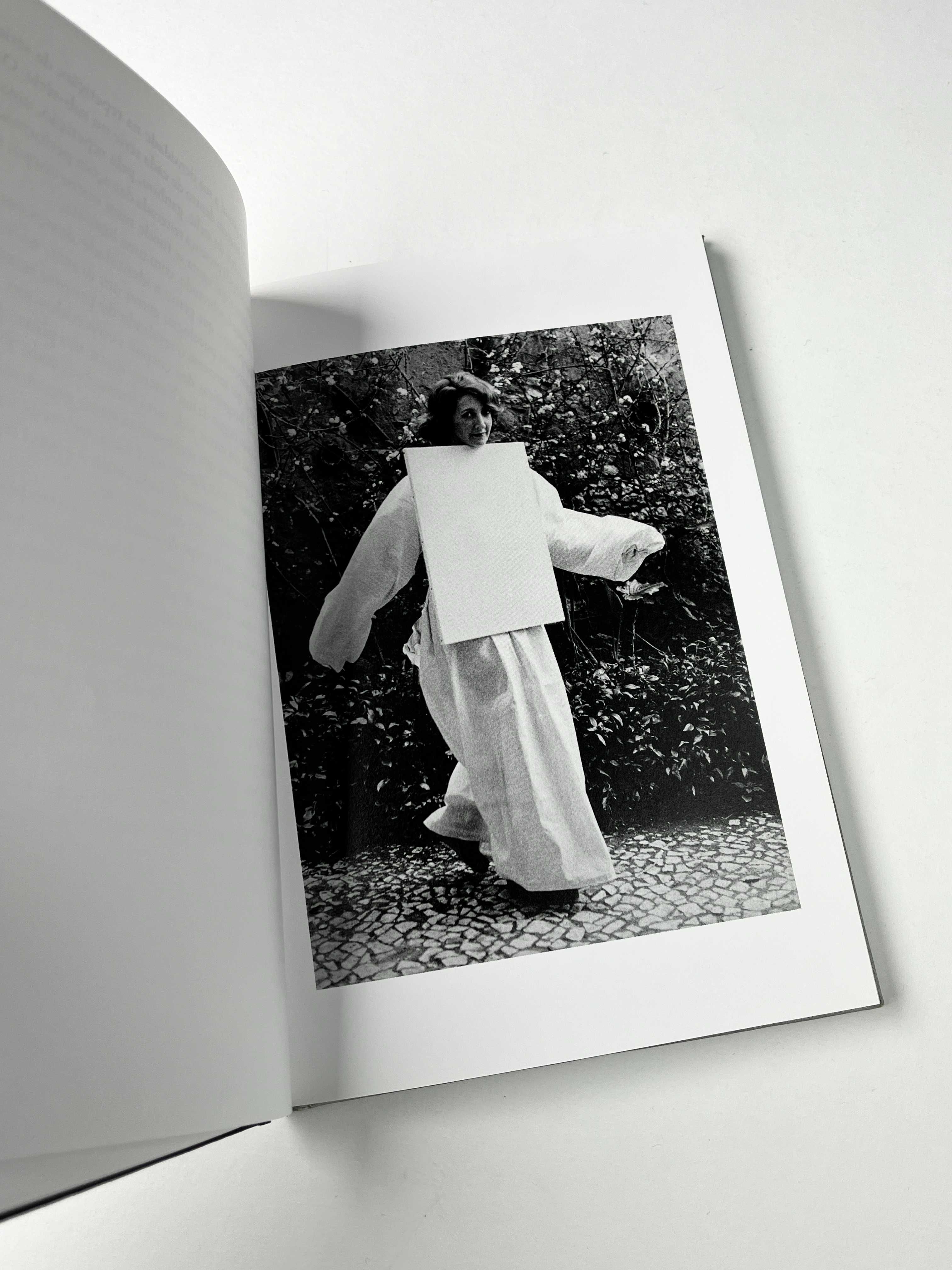 Livro Helena Almeida Andar, abraçar / Walking, holding 2015