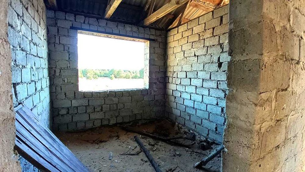 Продам коробку та 16сот.землі в с.Зурівка.Тихе місце.Від Києва 47км.