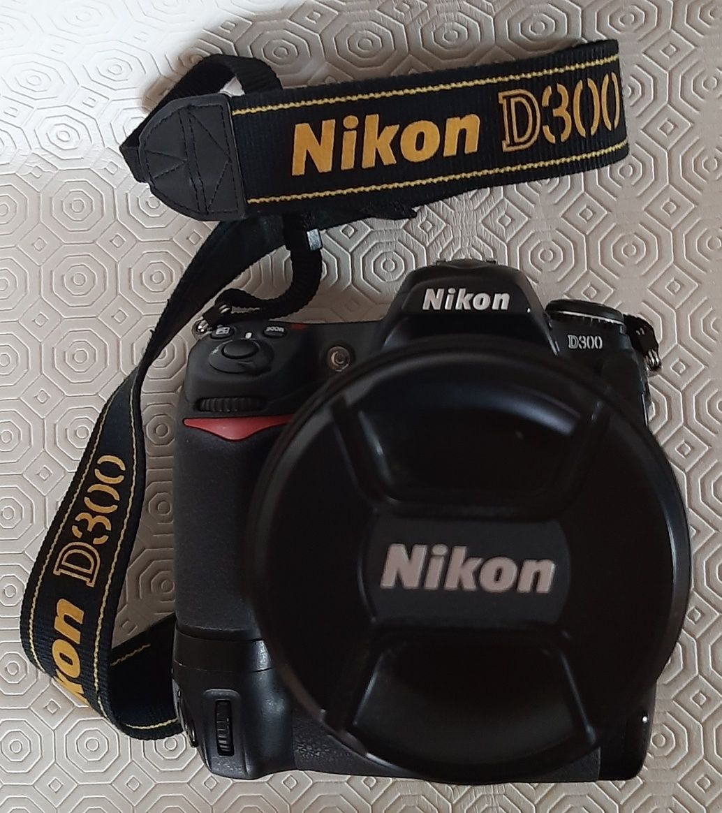 Nikon D300 com grip Nikon e lente 17-55mm f2.8