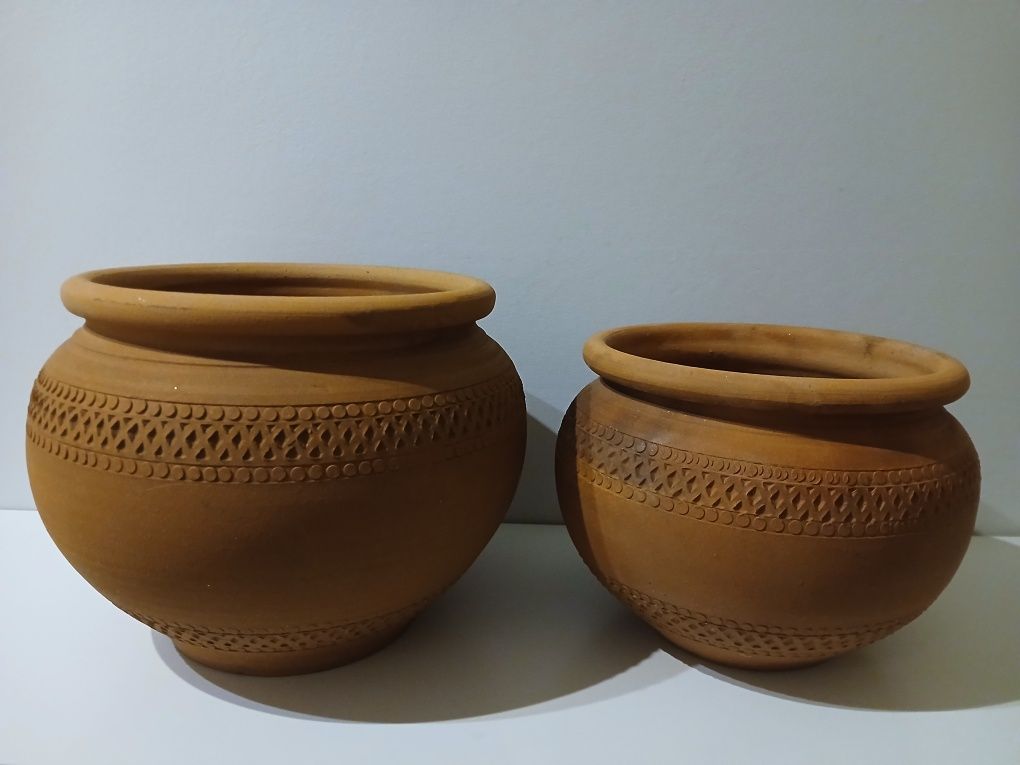 Vasos de barro redondos com trabalhado