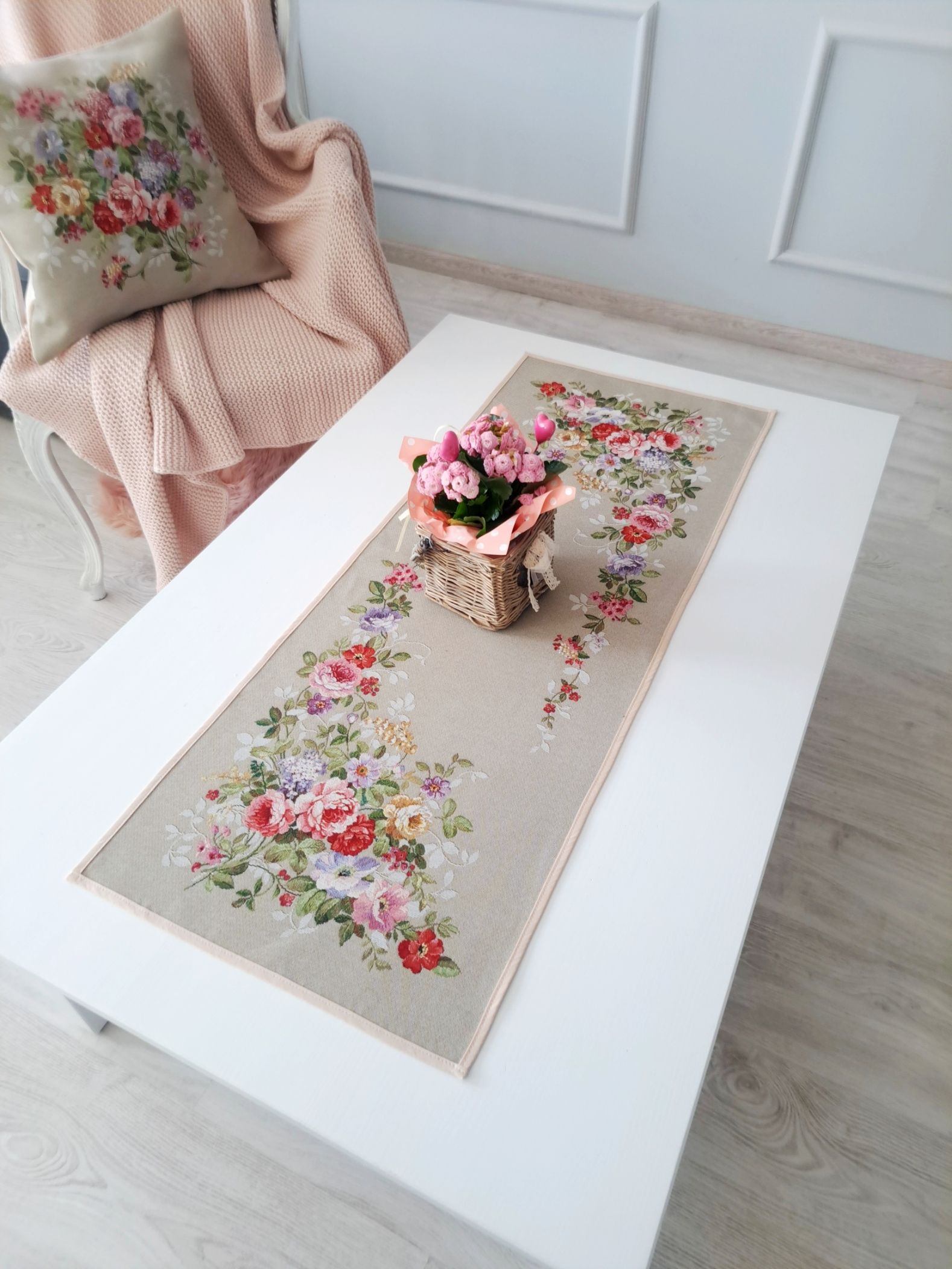 Bieżnik gobelinowy beżowy w róże 40x100 cm 1162LI Rose Linen