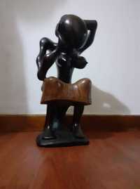 estatua africana mulher