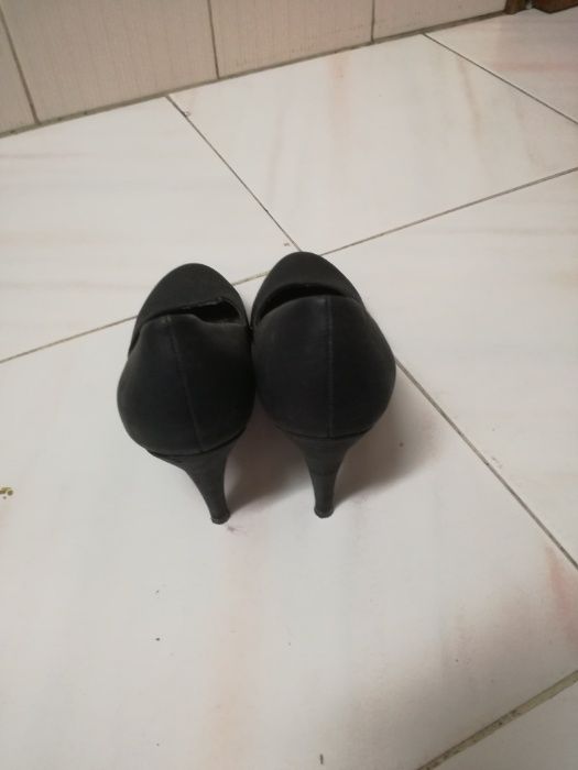 Sapatos pretos de salto