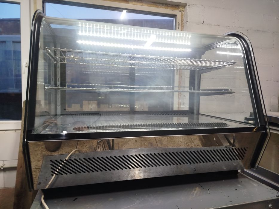 Холодильна вітрина панорамна .