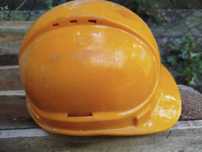 Kask plastikowy budowlany (przemysłowy?) żółty.