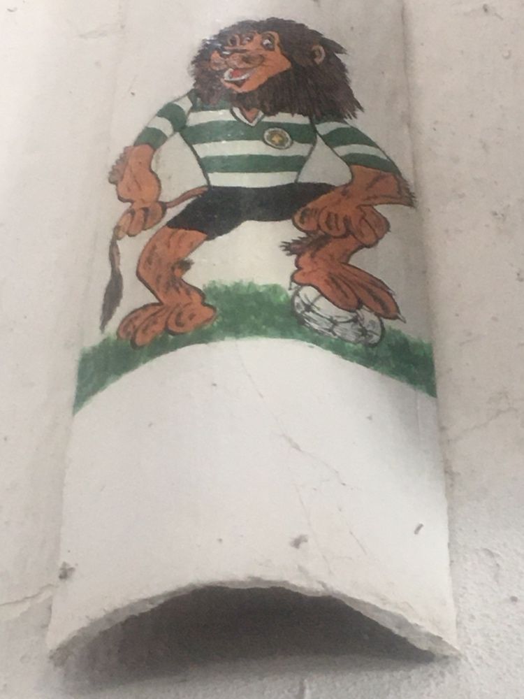 Telha pintada com emblema do sporting