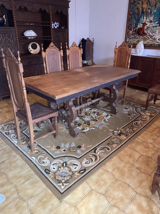 Venda de Estante de madeira com mesa e cadeiras