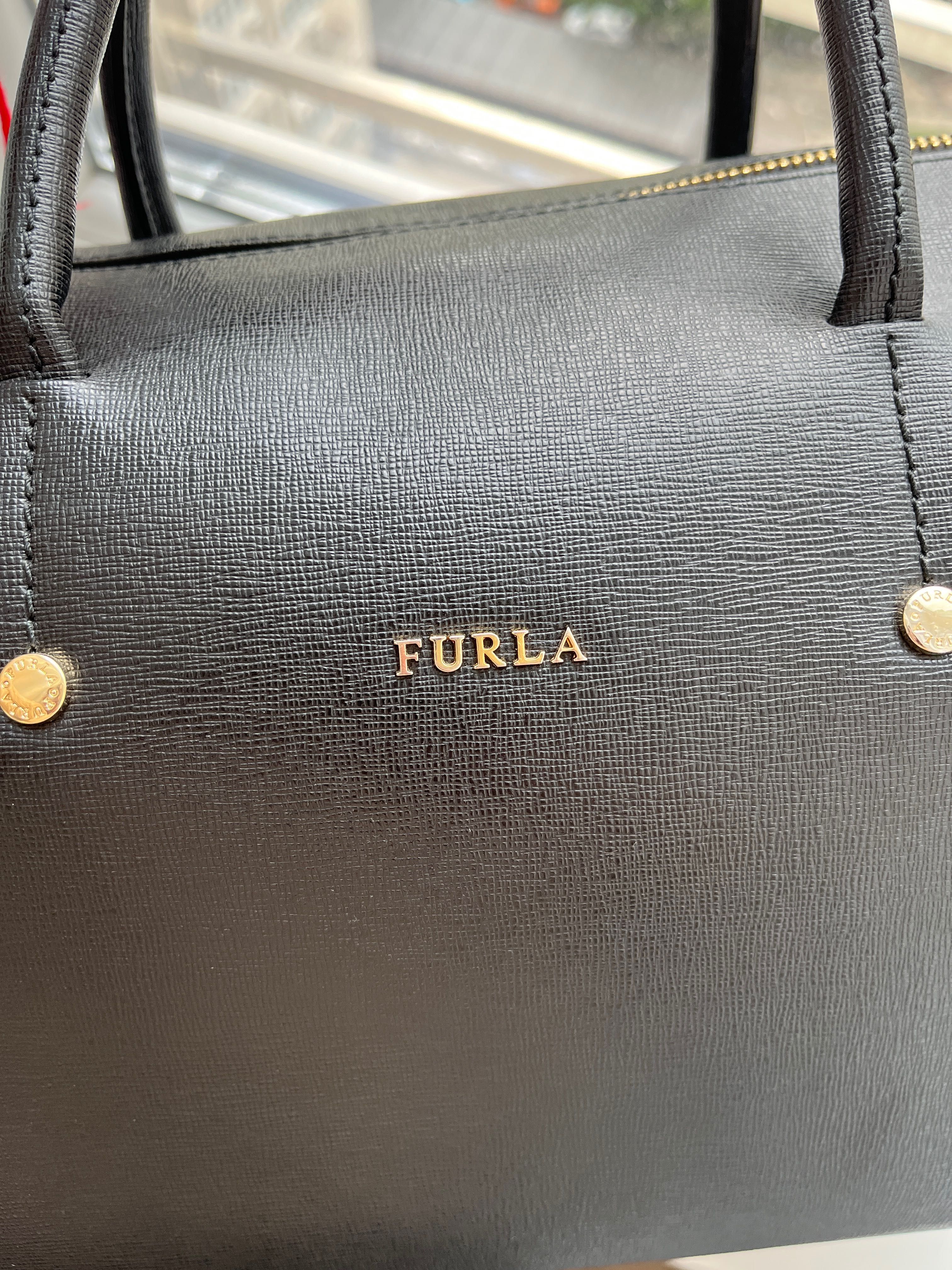 Сумка Furla натуральна текстуроваеа шкіра чорна, середнього розміру