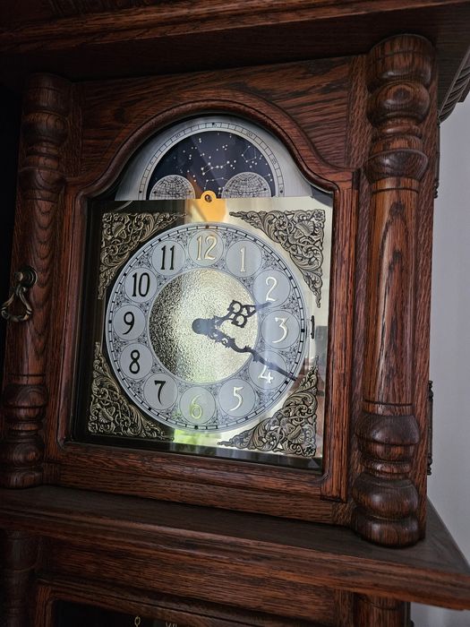 Zabytkowy zegar stojący – piękna dekoracja