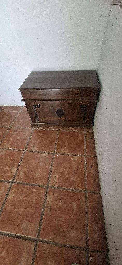 Baú em madeira maciça, garrafeira ou bar