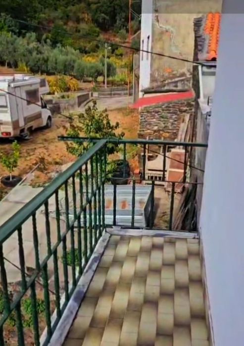 ALUGA-SE CASA perto vila Góis  3 pisos / 2 quartos 1 sala  / Lareira