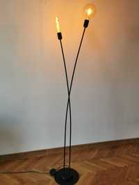stylowa lampa stojąca z żarówkami