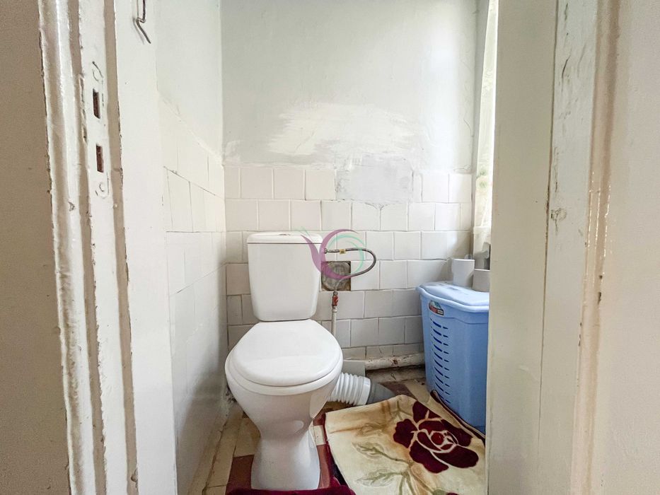 Продається окремостоячий будинок  з садом та гаражем на території.