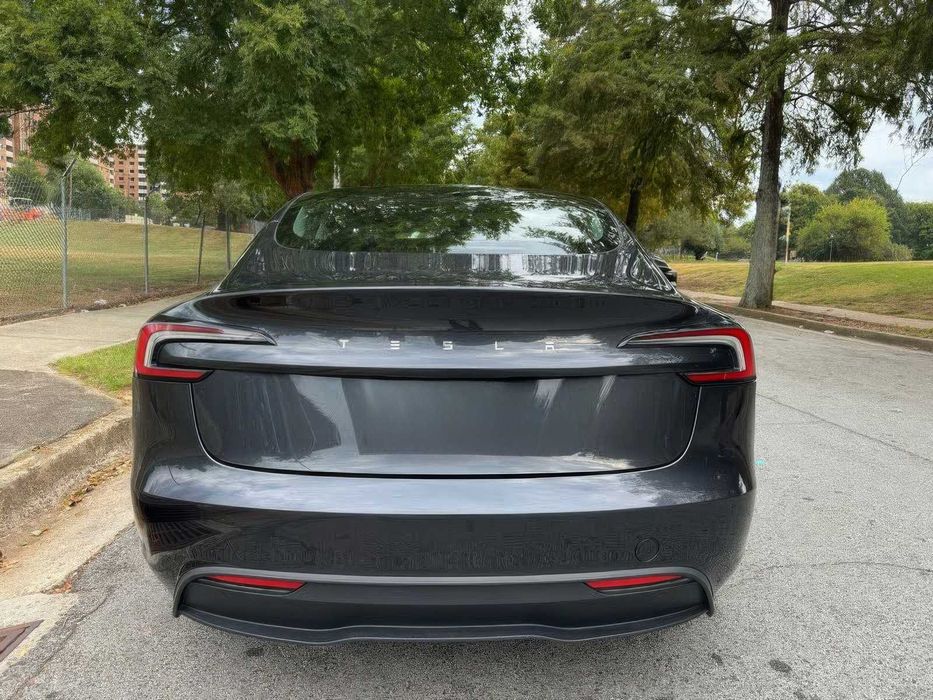 Tesla Model 3      2024