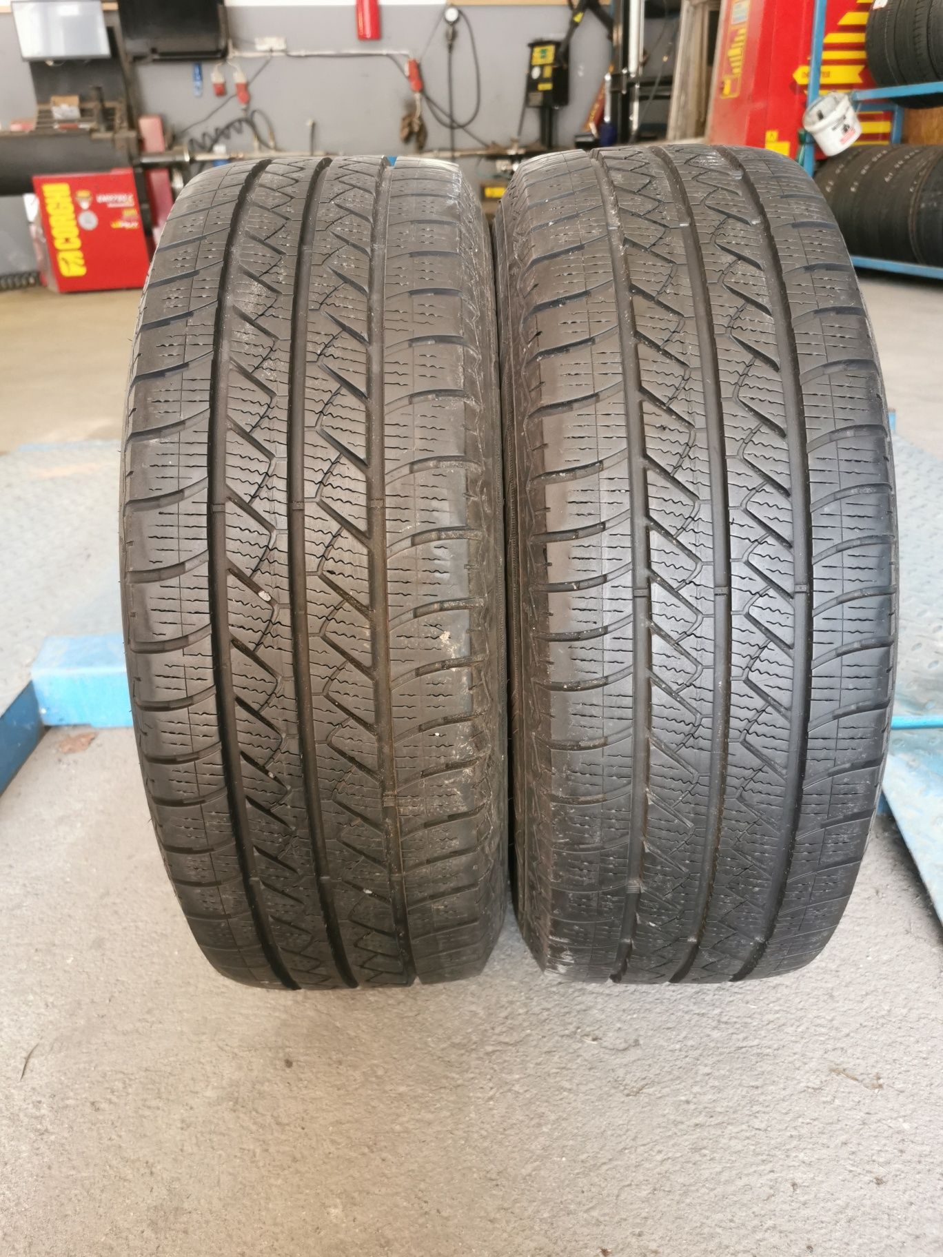 Para opon 215/65R15C 104/102T Goodyear Vector 4Seasons CARGO Z 2021r.