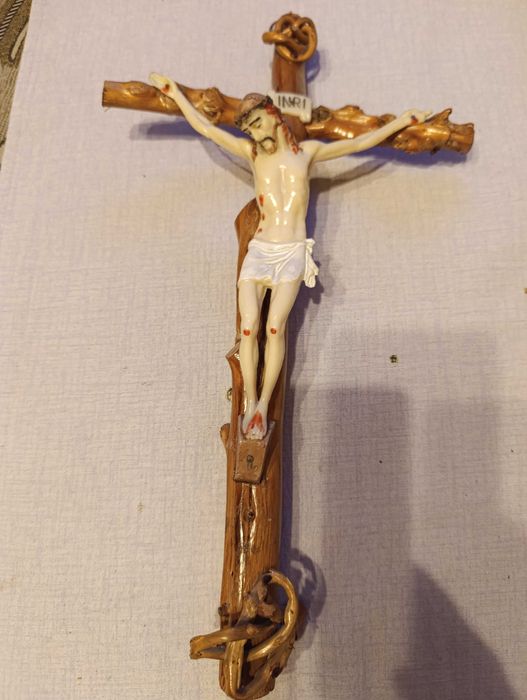 stary duży krzyż na ścianę z drewna