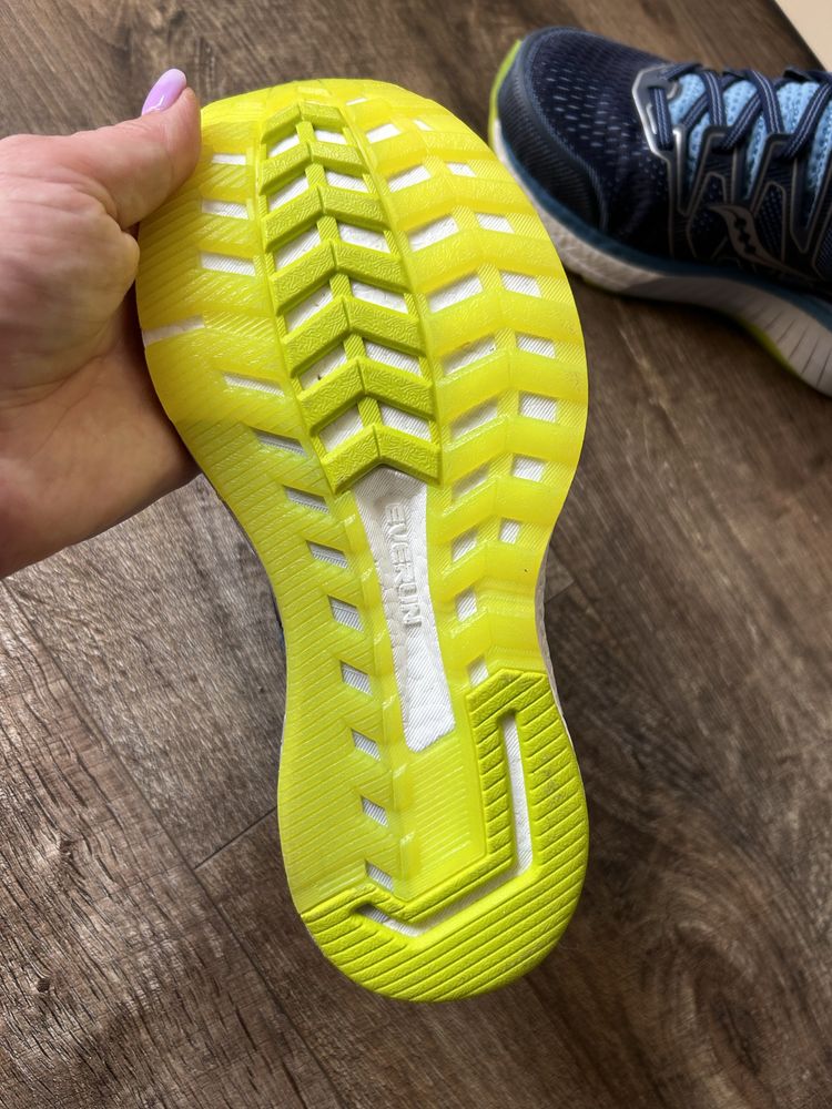 Кросівки Saucony  hurricane Iso 5 p24 розмір.