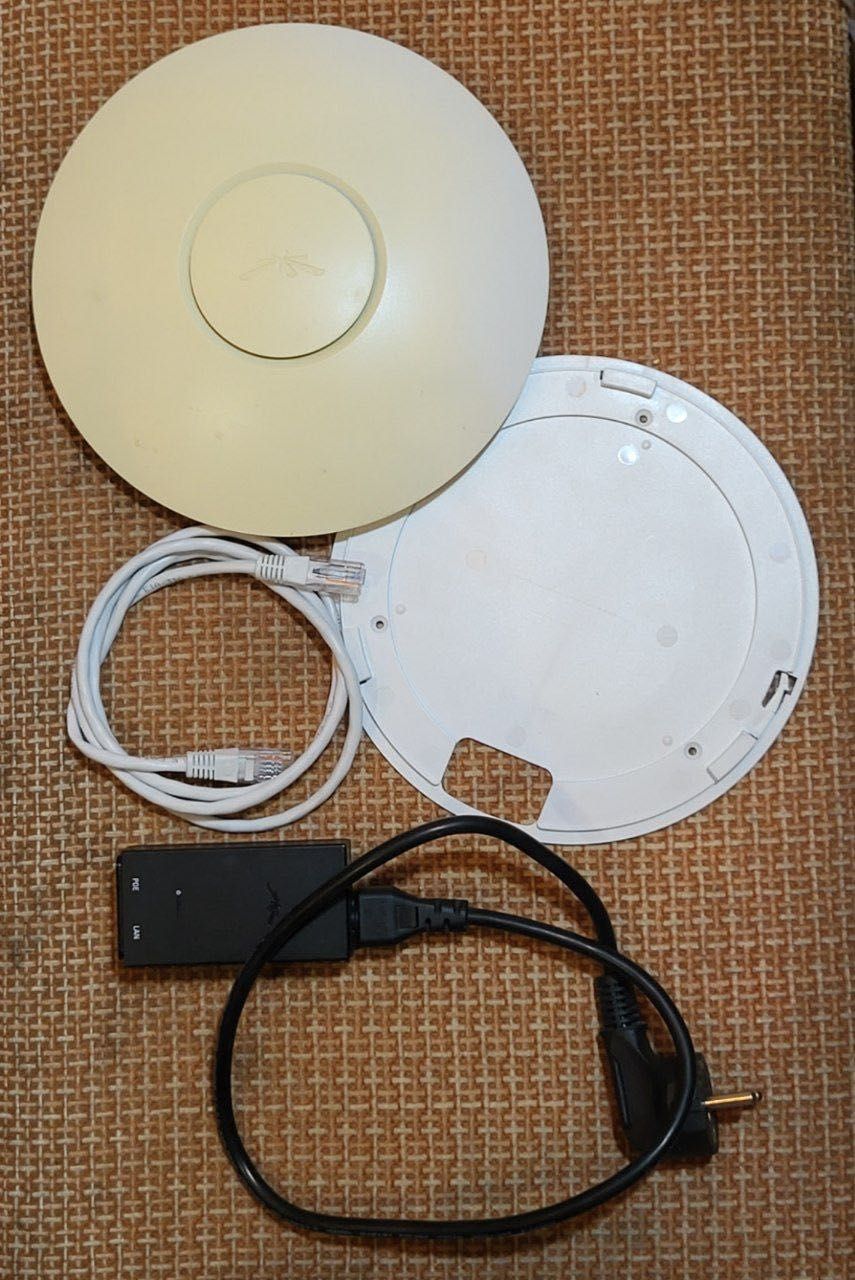 Точка доступу Ubiquity unifi ap (uap) з блоком живлення та кабелем